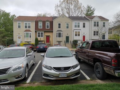 2322 Hunters Square Ct, Reston, VA 20191 - photo 2