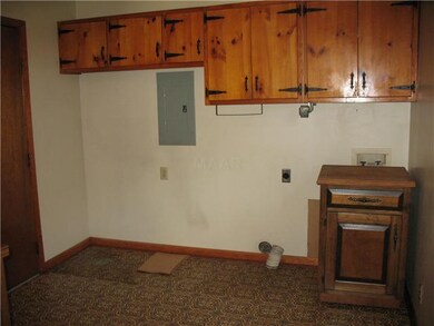 LARGE LAUNDRY ROOM