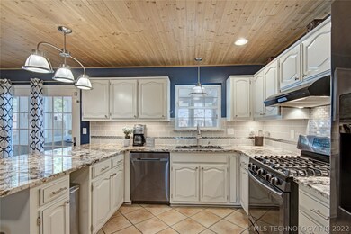 Gorgeous remodeled kitchen with 3 cm granite, whit