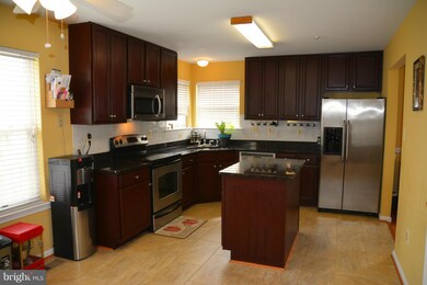 5711 Silk Tree Dr, Riverdale, MD 20737 - photo 7