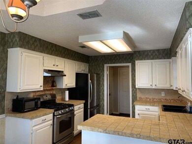 913 913 Beth Dr, Tyler, TX 75707 - photo 4