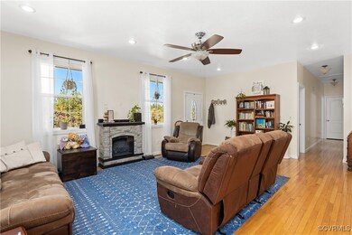 Living room with ceiling fan, wood flooring, 9 cei