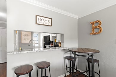 Dining Area with Breakfast Bar