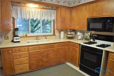 711 W College Ave, Woodville, OH 43469 - photo 6