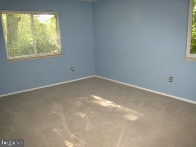 12618 Magna Carta Rd, Herndon, VA 20171 - photo 3