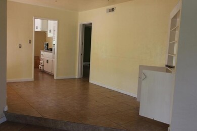 dining room opposite (800x533)