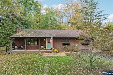MID-CENTURY RANCH - FRONT PORCH