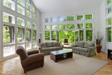 05_19439Jeffery_10001_LivingRoom_LowRes