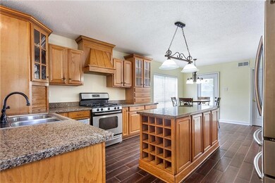 A chefs kitchen with plenty of cabinets, 3 cm gran