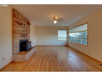 1654 E 19th St, the Dalles, OR 97058 - photo 2