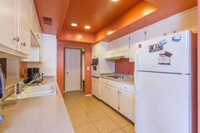 012_KITCHEN