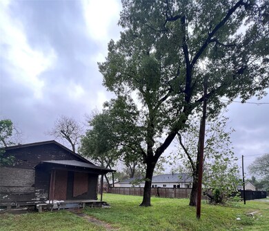 121 Amundsen St, Houston, TX 77009 - photo 2
