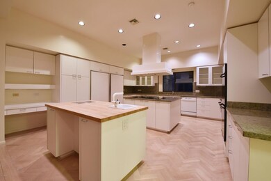 Kitchen w/granite countertops.