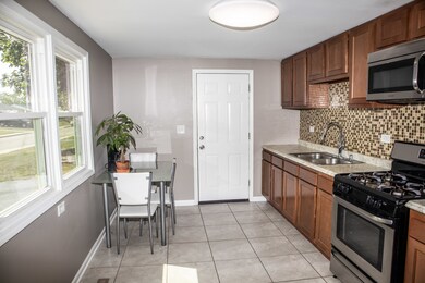 108 Del Rio Rd, Carpentersville, IL 60110 - photo 4