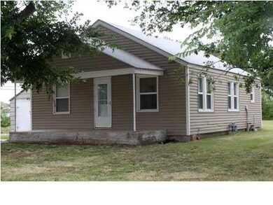 VINYL SIDING & ROOF LOOKS GOOD