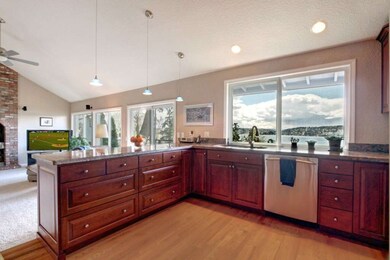 8424 W Mercer Way, Mercer Island, WA 98040 - photo 5