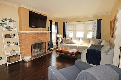 Living Room w Natural Fireplace
