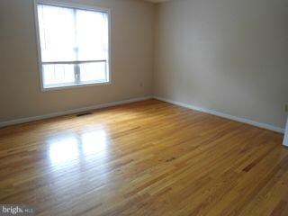 555 Willis Dr, Bunker Hill, WV 25413 - photo 3