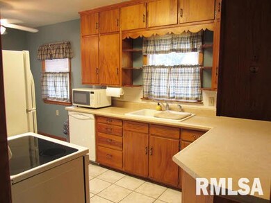 1369 W 38th Place, Davenport, IA 52806 - photo 4