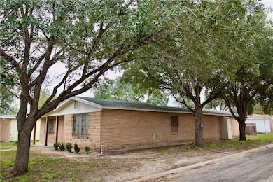 843 W H Ave, Kingsville, TX 78363 - photo 3