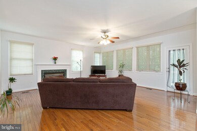 1839 Strickland Ct, Woodbridge, VA 22191 - photo 5