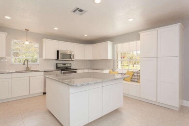 Kitchen Island/Breakfast Bar