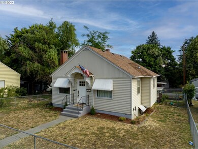 415 W 11th St, the Dalles, OR 97058 - photo 2