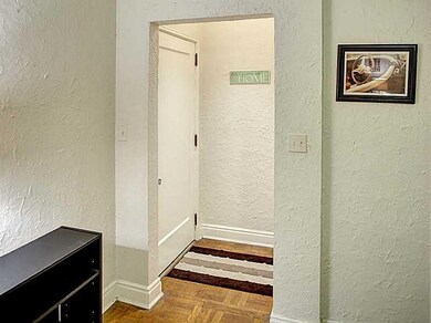 Entry/Foyer.