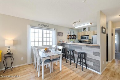 Dining Area & Breakfast Bar