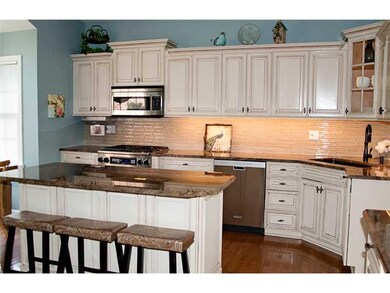 Kitchen. Large Kitchen island, granite countertops