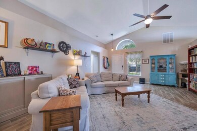 8218 Carriage Pointe Dr, Gibsonton, FL 33534 - photo 6