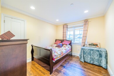 4515 Browvale Ln, Flushing, NY 11362 - photo 5