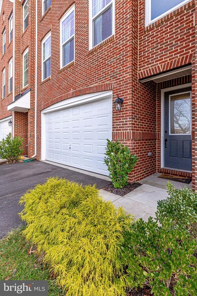 42281 Lancaster Woods Square, Chantilly, VA 20152 - photo 3