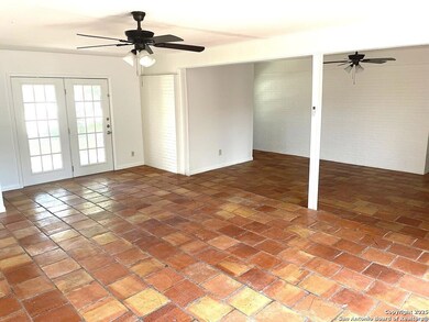 1403 Kingfisher Dr, Beeville, TX 78102 - photo 4