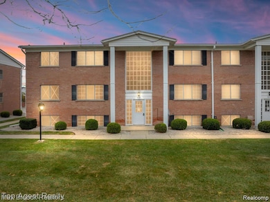 8251 Denwood Dr unit G1, Sterling Heights, MI 48312 - photo 2