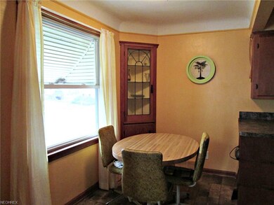 To the right you see the counter/cabinet extension