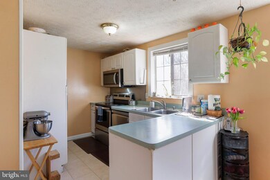 8156 Willowdale Ct, Springfield, VA 22153 - photo 7