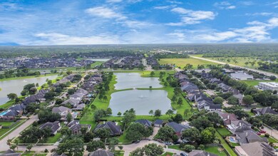 1702 Sandy Lake Dr, Friendswood, TX 77546 - photo 2