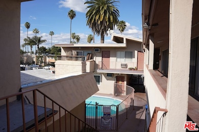 18444 Collins St unit 14, Los Angeles, CA 91356 - photo 4