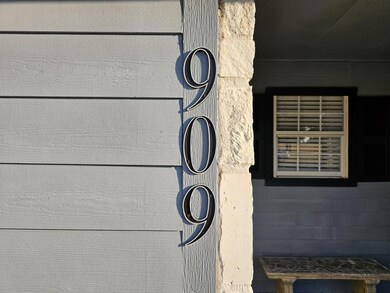 909 Phillips St, Cleburne, TX 76033 - photo 4