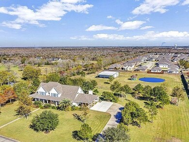 1300 Plantation Dr, Alvin, TX 77511 - photo 4