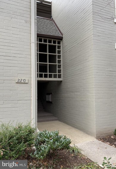 2210 Springwood Dr unit T8, Reston, VA 20191 - photo 2