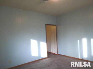 324 Willard Ave, Lincoln, IL 62656 - photo 2