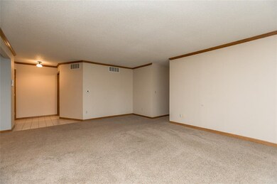 4420 Westchester Dr NE unit A, Cedar Rapids, IA 52402 - photo 4