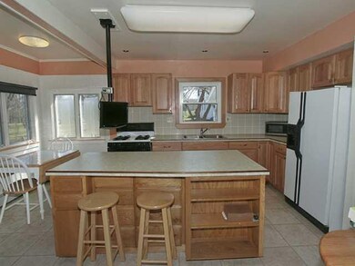 Kitchen very nice oak eat-in kitchen and not your 