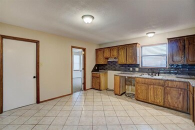 235 Deer Dr, Cache, OK 73527 - photo 6