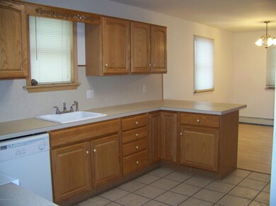 209 Pancoast St, Throop, PA 18512 - photo 5