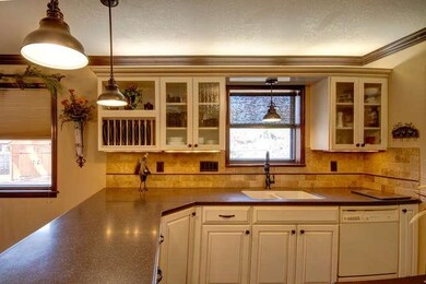 BEAUTIFUL! This kitchen is great! Amazing Corian c