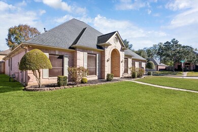 1301 Silver Maple Ln, Pearland, TX 77581 - photo 2