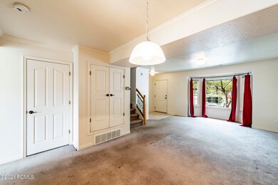 2_Living-Room_high_3717112
